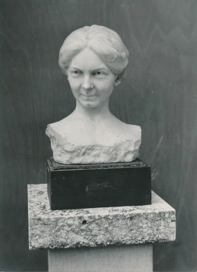 BORYNÉ, CARRARAI MÁRVÁNY (1907)