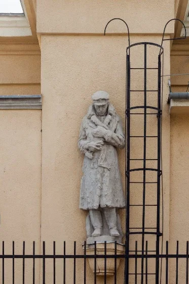 GÉPKOCSIVEZETŐ, A KALAUZ, A SZERELŐ, ÉS A NŐUTAS (1930)